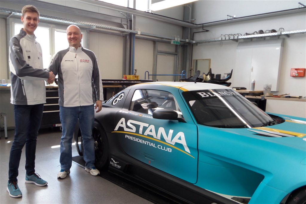 Nicolai Sylvest og teamchef Hans-Peter Naundorf giver hinanden hånd på aftalen